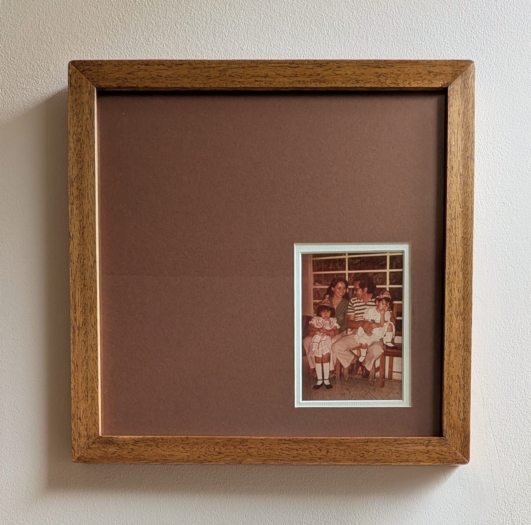 Costume frame for a family photo. Double mountboard in a wood frame.