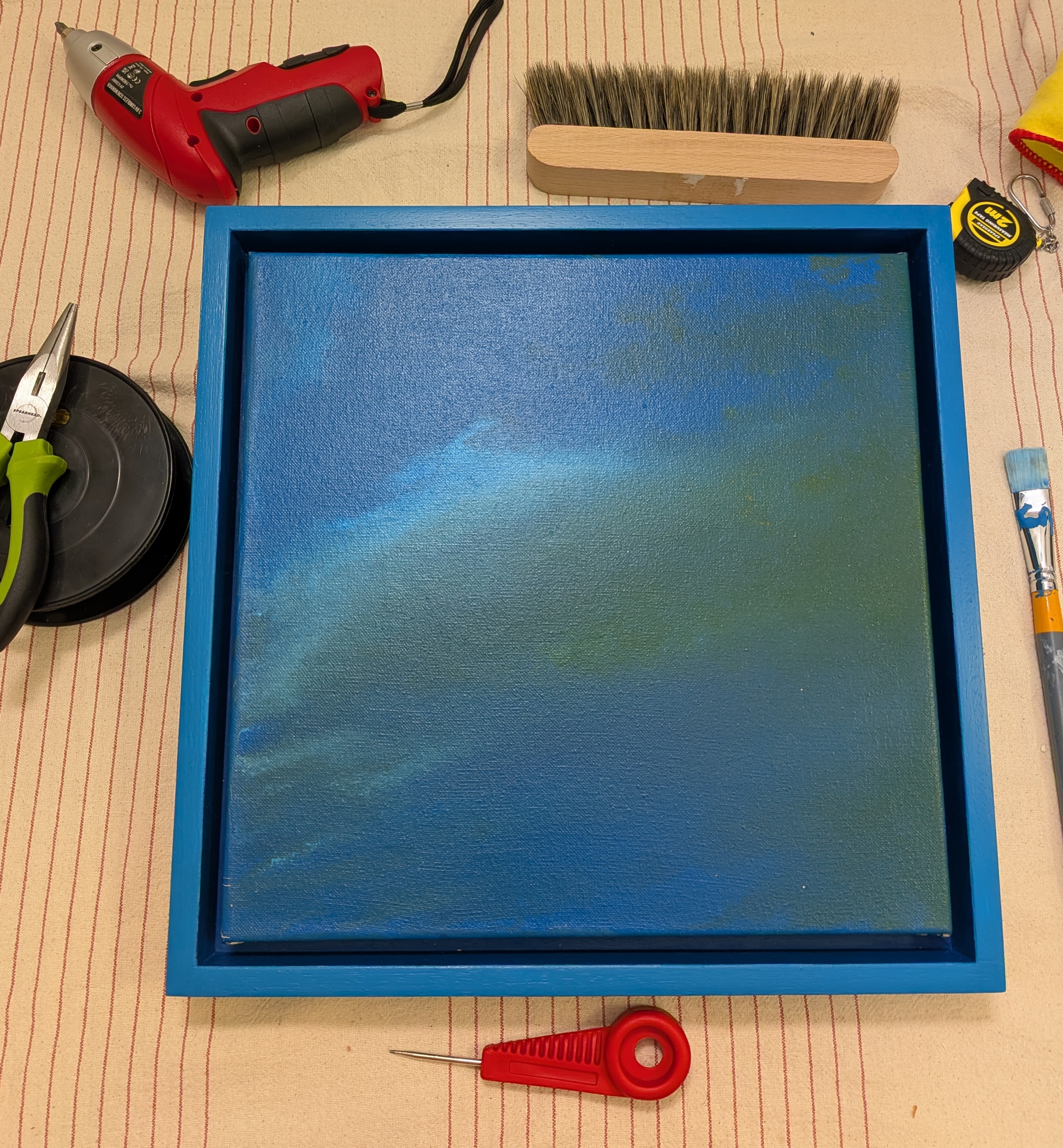 Stretch works and floating frame in a canvas piece